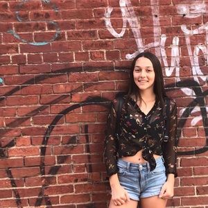 Meet your Posher, Olivia